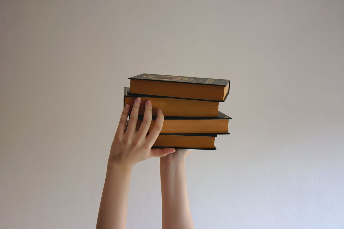 Quaderno, libro aperto e penna su una scrivania per lo studio