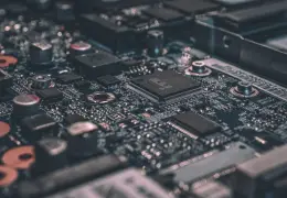 Chip di silicio su circuito stampato, simbolo dei processori AI