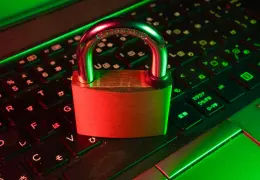 Lucchetto digitale su sfondo di codice, simbolo di sicurezza informatica