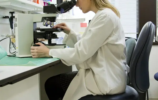 Ricercatore in laboratorio durante un esperimento di biotecnologia