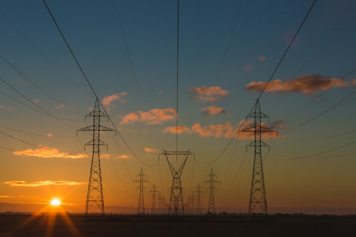 Tralicci e linee elettriche ad alta tensione al tramonto, simbolo delle infrastrutture critiche