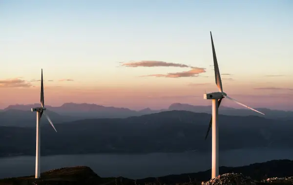 Turbine eoliche lungo la costa, simbolo dell'energia per i data center