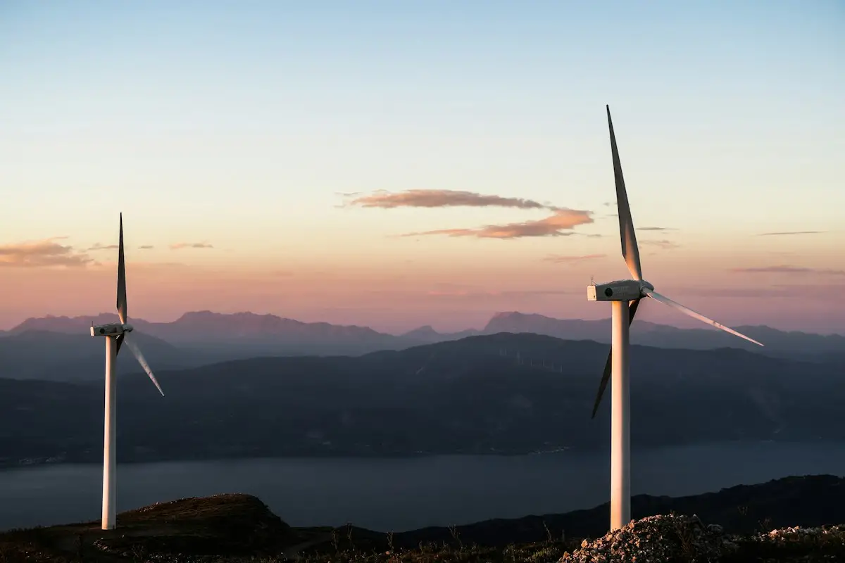 Turbine eoliche lungo la costa, simbolo dell'energia per i data center