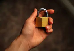 Lucchetto digitale che simboleggia la protezione dei modelli AI