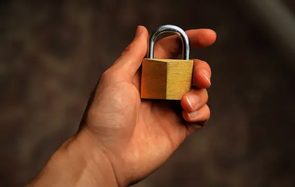 Lucchetto digitale che simboleggia la protezione dei modelli AI