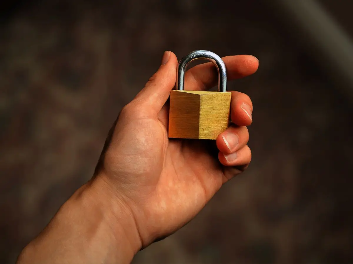 Lucchetto digitale che simboleggia la protezione dei modelli AI