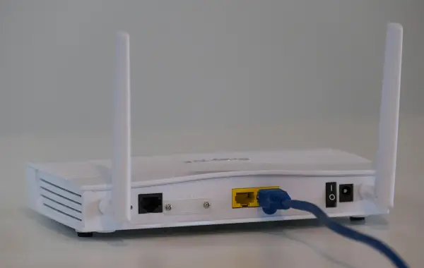 Router e rete domestica con dispositivi connessi, tema sicurezza IoT