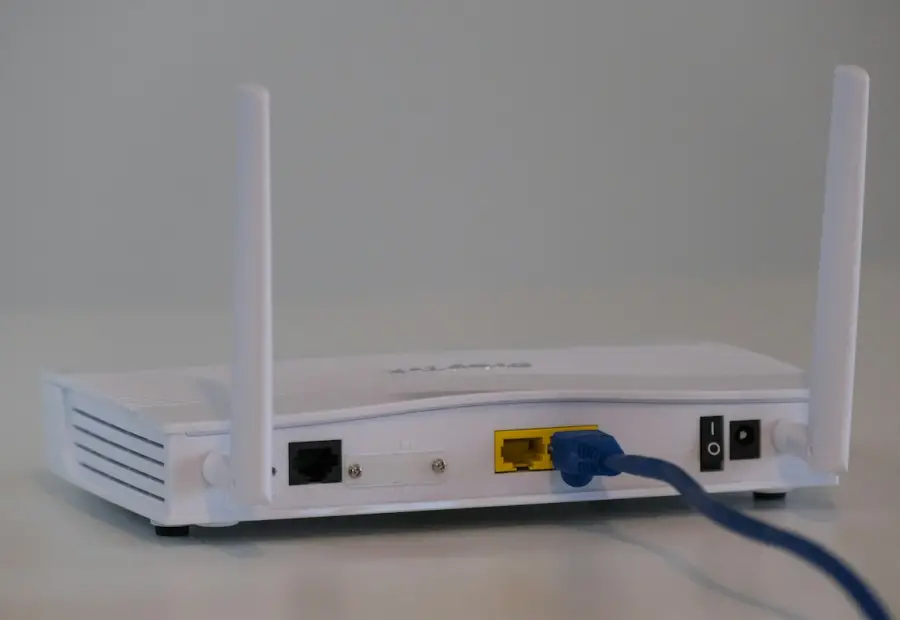 Router e rete domestica con dispositivi connessi, tema sicurezza IoT