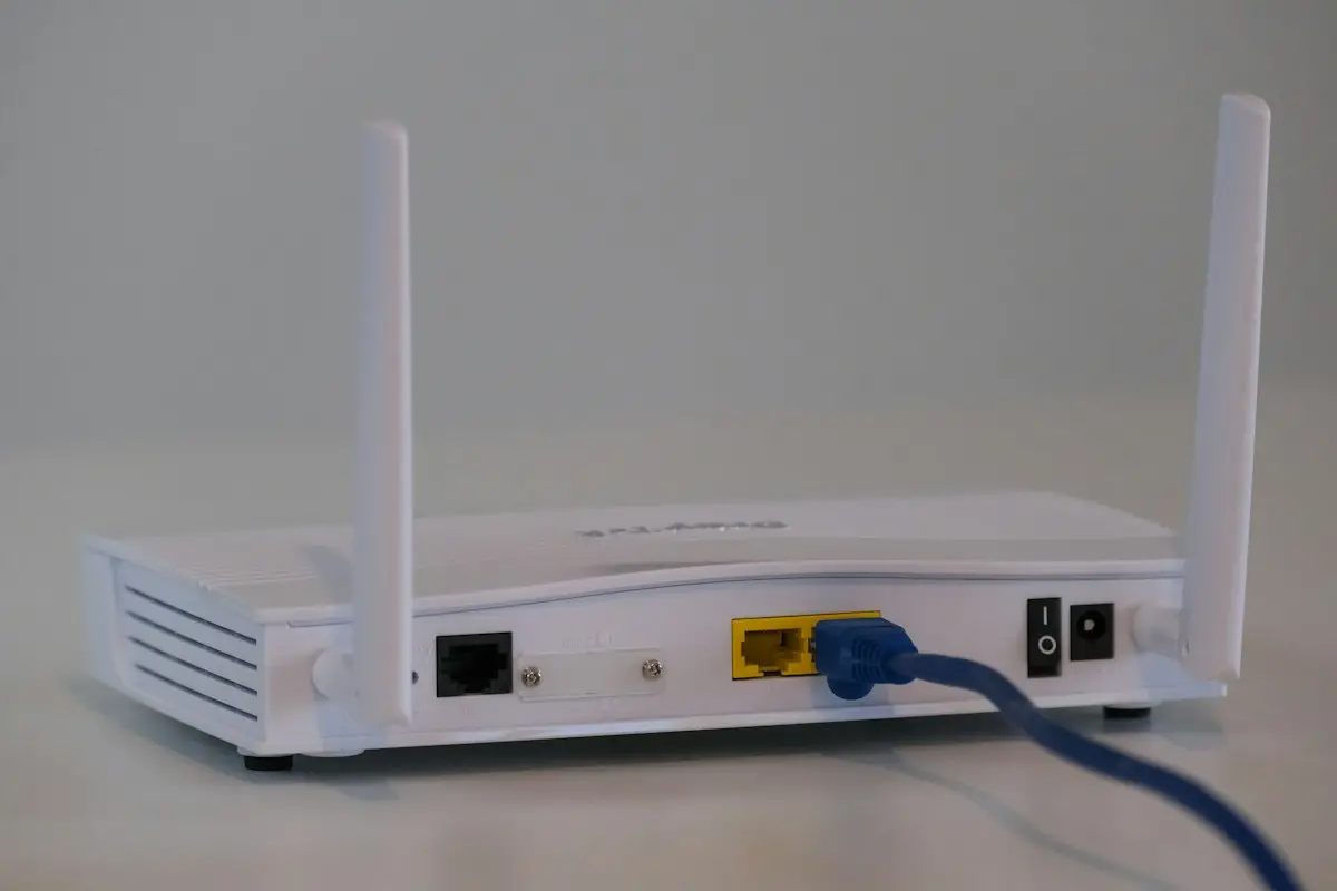 Router e rete domestica con dispositivi connessi, tema sicurezza IoT