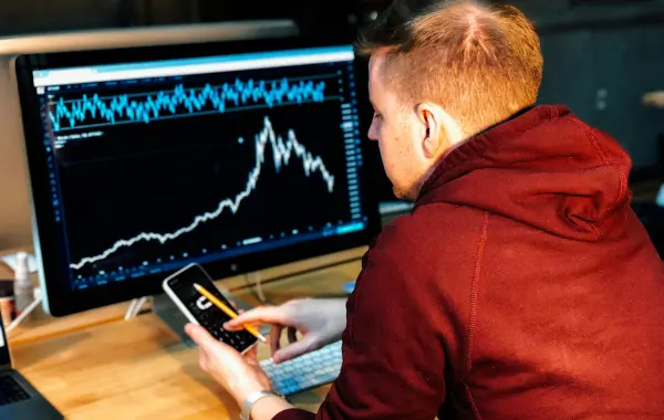 Grafico di andamento dei mercati finanziari su uno schermo