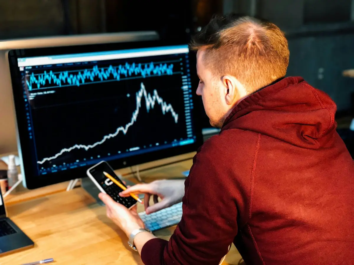 Grafico di andamento dei mercati finanziari su uno schermo
