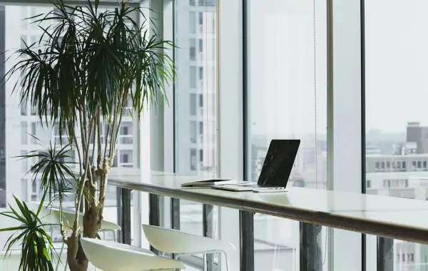 Scrivania da ufficio con laptop, luogo di lavoro