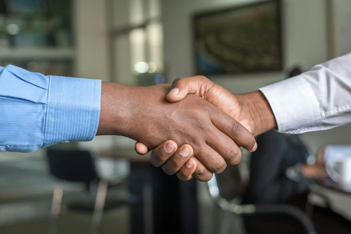 Stretta di mano tra due persone in un contesto di accordo professionale