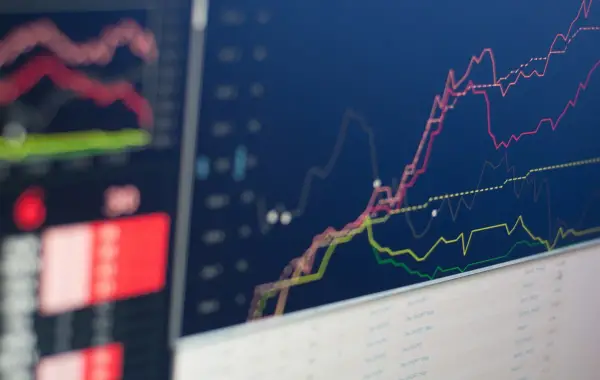 Grafico finanziario con andamento dei mercati su uno schermo