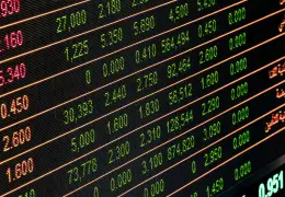 Grafico di borsa con andamento dei titoli su uno schermo