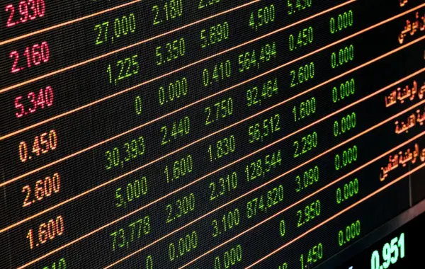 Grafico di borsa con andamento dei titoli su uno schermo