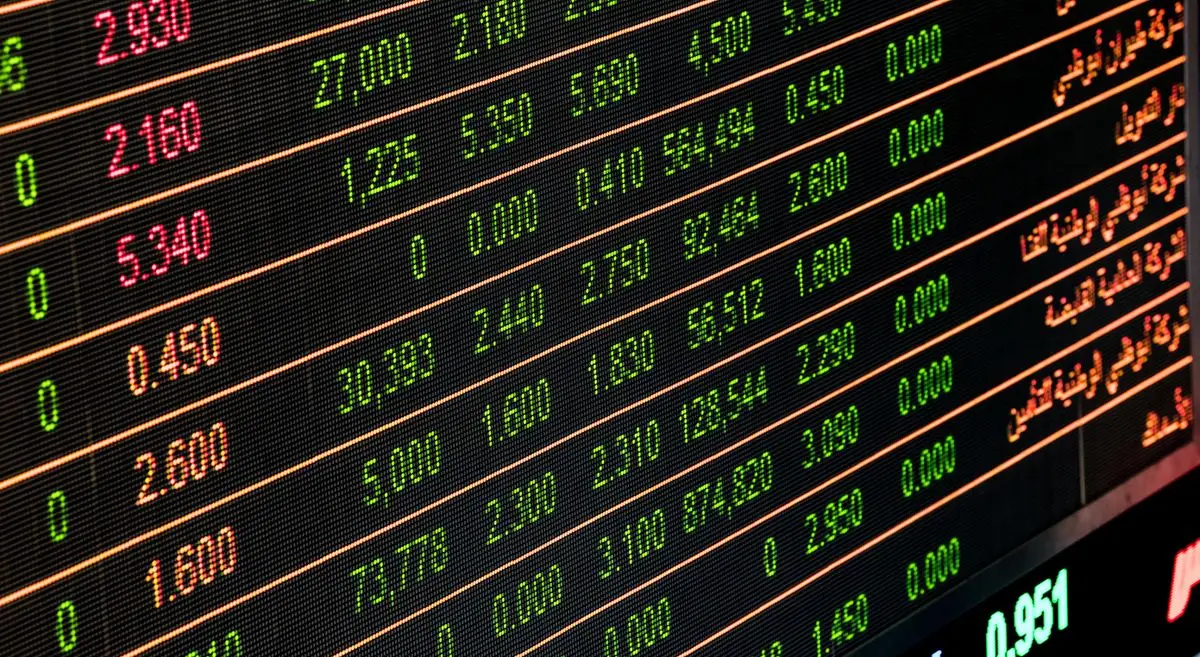 Grafico di borsa con andamento dei titoli su uno schermo