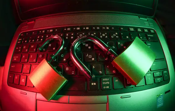 Lucchetto digitale su sfondo scuro a simboleggiare la sicurezza informatica