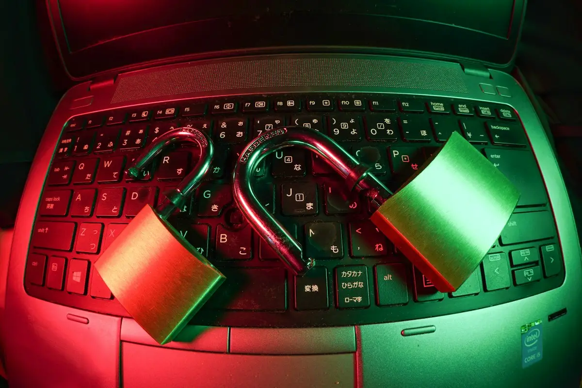 Lucchetto digitale su sfondo scuro a simboleggiare la sicurezza informatica