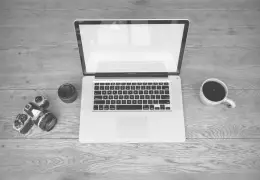 Scrivania con laptop e area di lavoro per creare documenti e presentazioni
