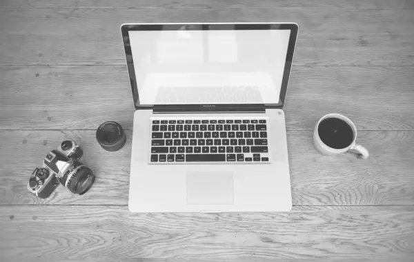 Scrivania con laptop e area di lavoro per creare documenti e presentazioni