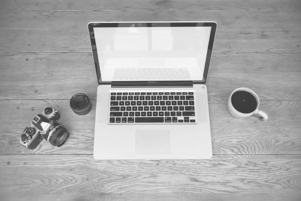 Scrivania con laptop e area di lavoro per creare documenti e presentazioni