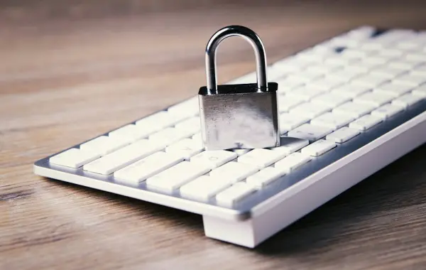 Laptop con simbolo di sicurezza e protezione dei dati
