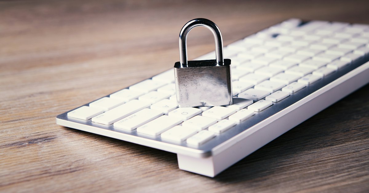 Laptop con simbolo di sicurezza e protezione dei dati