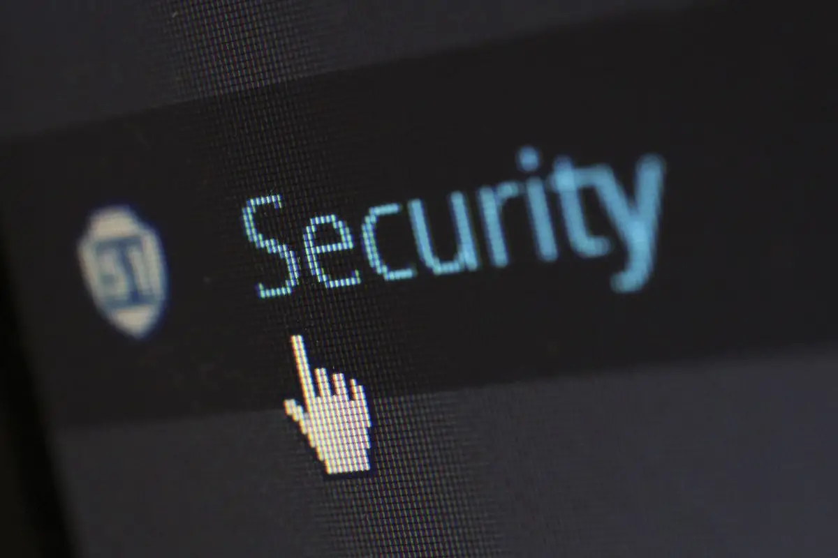 Lucchetto e simbolo di protezione informatica su sfondo digitale