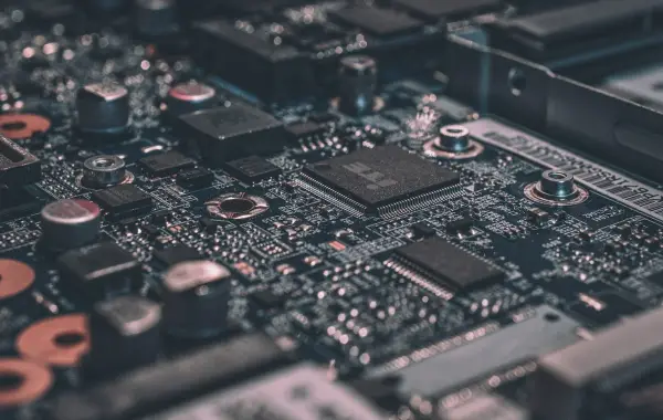 Circuito stampato con microchip in primo piano, simbolo dei semiconduttori per l’intelligenza artificiale