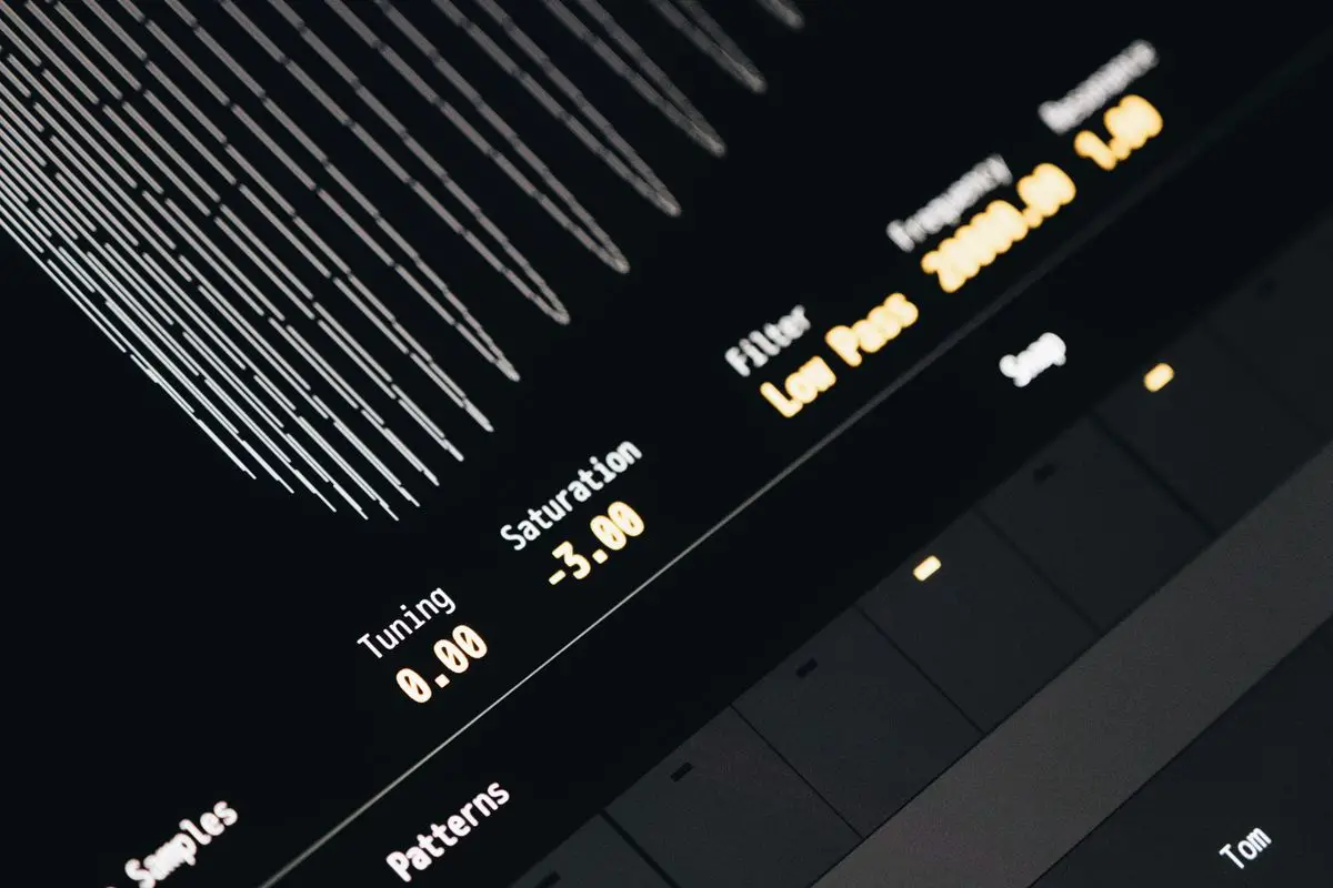 Onde sonore luminose su sfondo scuro che rappresentano un modello vocale AI