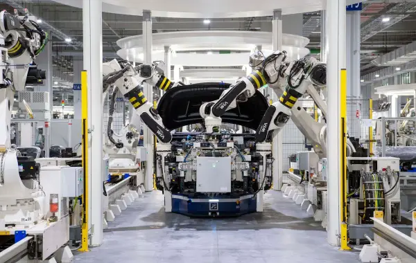 Robot industriale in un ambiente di produzione, simbolo della Physical AI