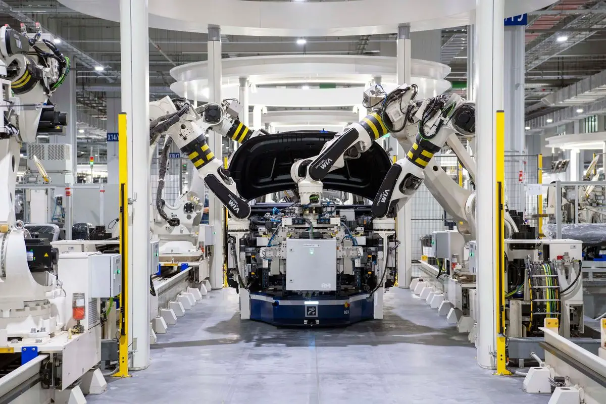 Robot industriale in un ambiente di produzione, simbolo della Physical AI