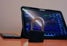 Lucchetto digitale su sfondo scuro, simbolo di sicurezza crittografica