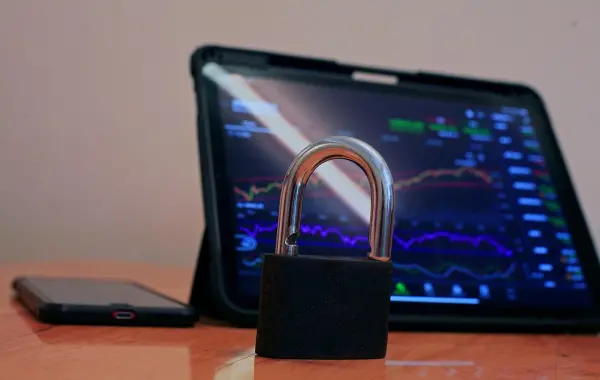 Lucchetto digitale su sfondo scuro, simbolo di sicurezza crittografica