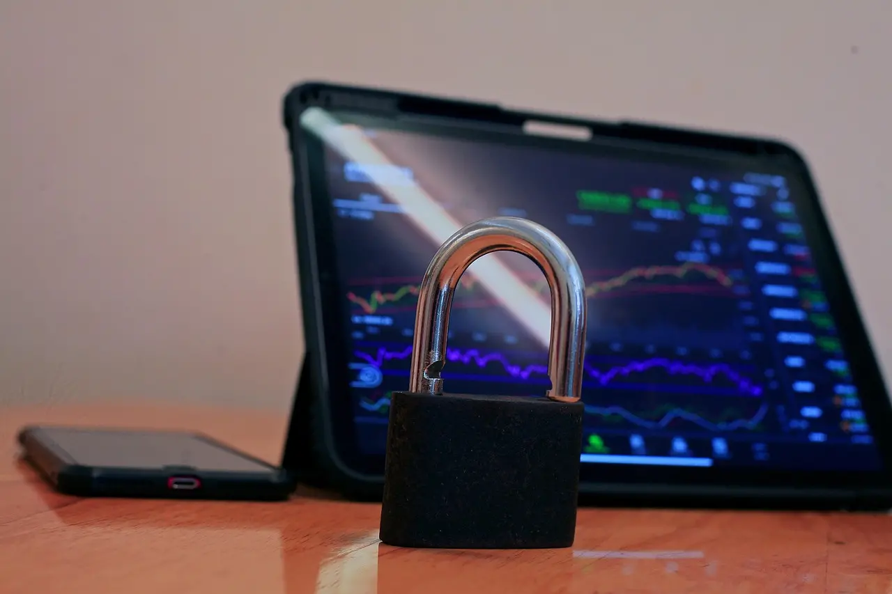 Lucchetto digitale su sfondo scuro, simbolo di sicurezza crittografica