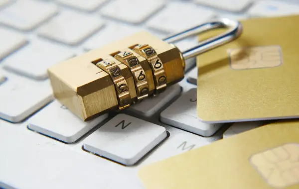 Lucchetto digitale su sfondo scuro, simbolo di sicurezza informatica