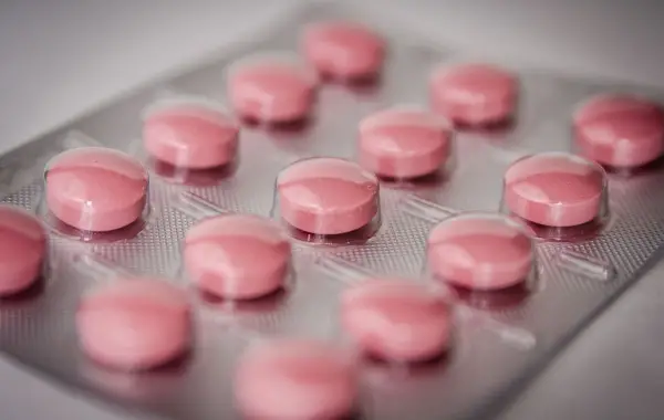 Compresse e medicinali su un tavolo