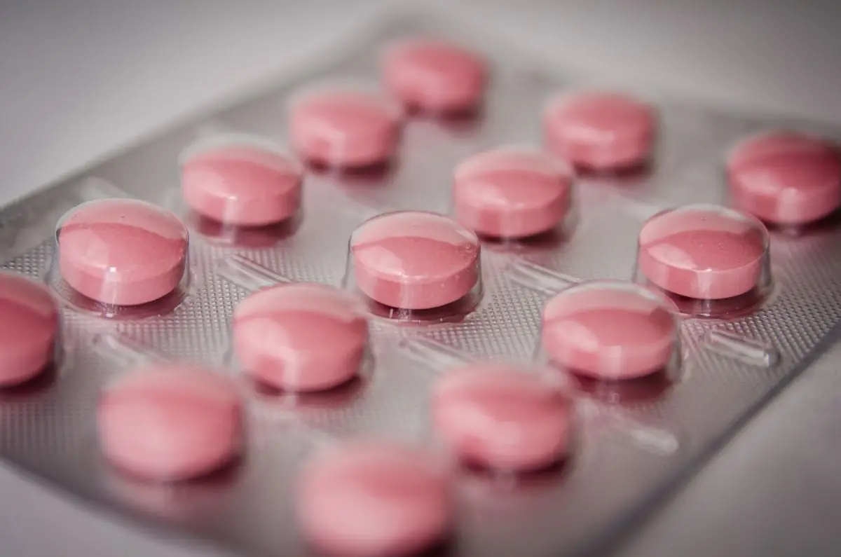 Compresse e medicinali su un tavolo