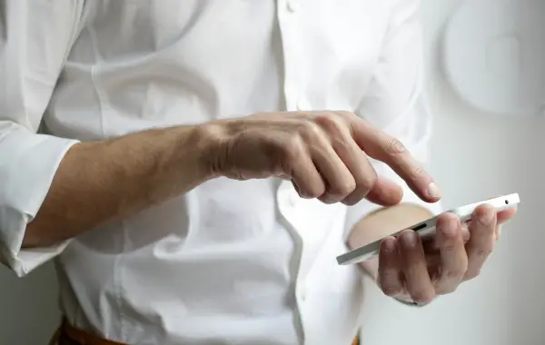 Persona che usa un chatbot di conversazione sullo smartphone
