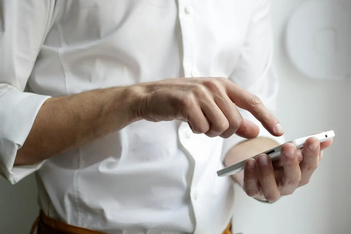 Persona che usa un chatbot di conversazione sullo smartphone