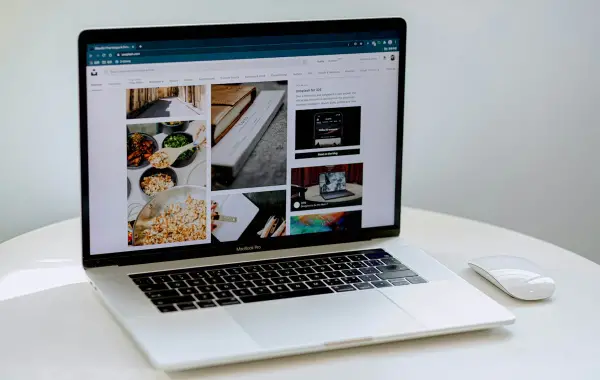 Laptop con browser web aperto su una scrivania