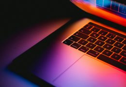 Laptop su una scrivania per usare ChatGPT Plus gratis