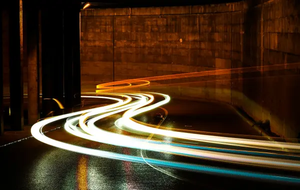Scie luminose in movimento che evocano la velocità