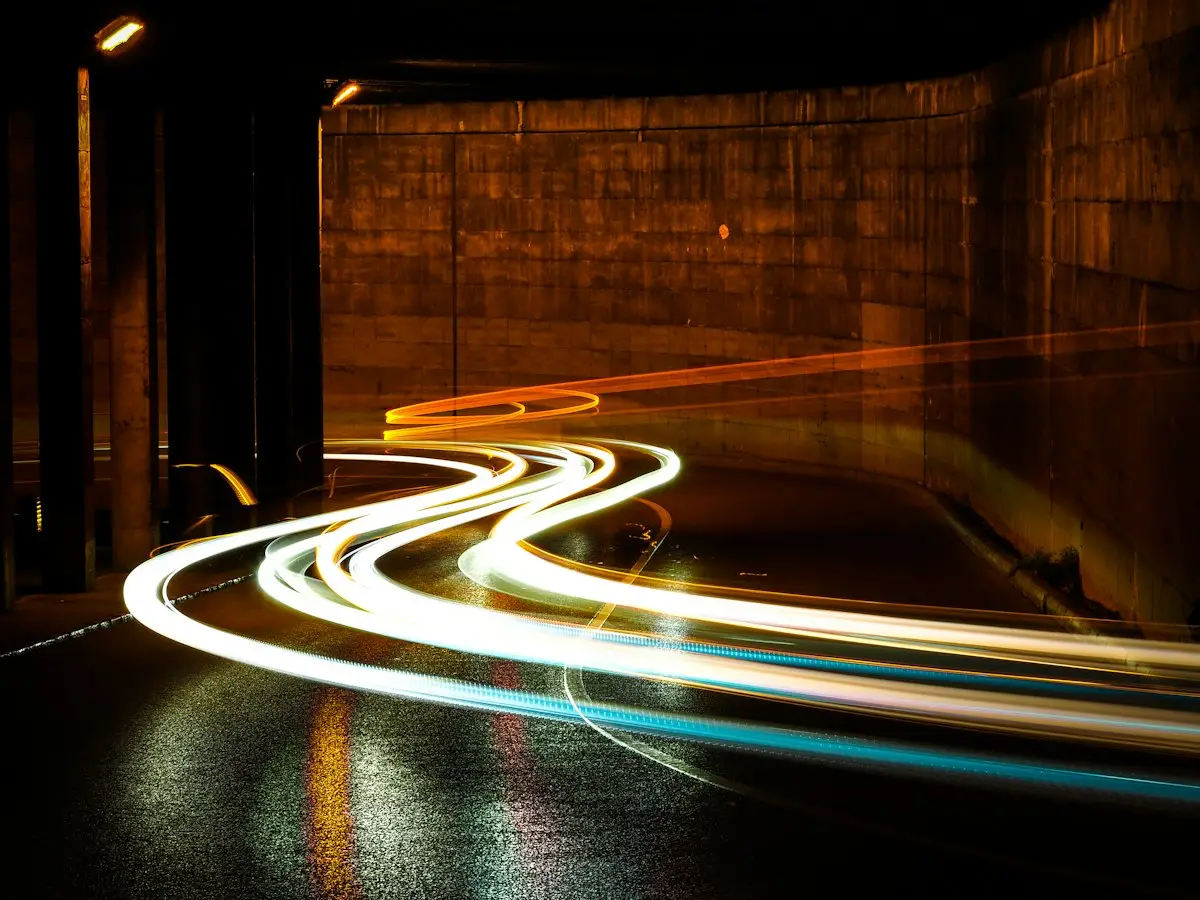 Scie luminose in movimento che evocano la velocità