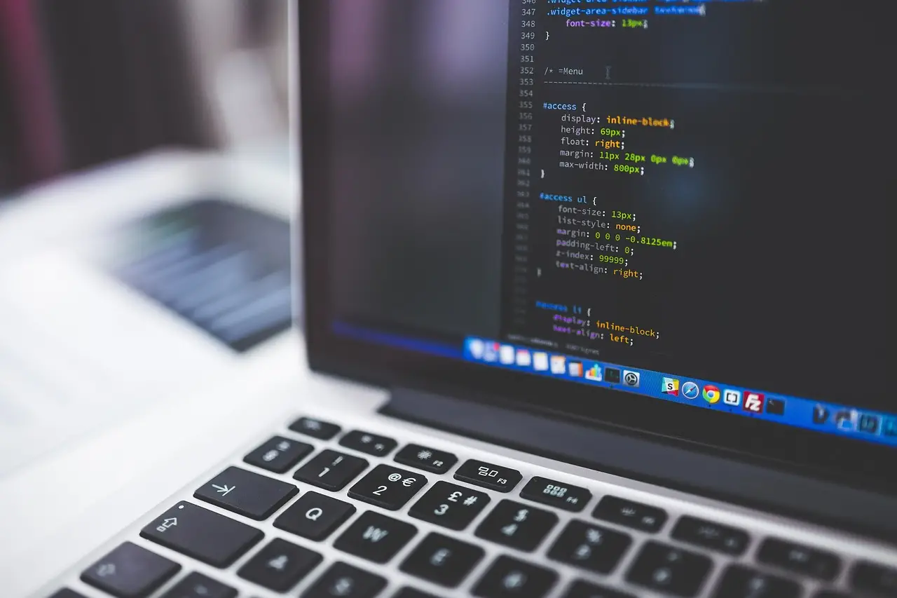 Laptop con codice di programmazione sullo schermo