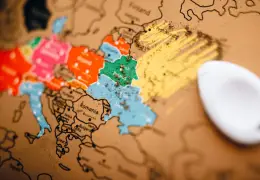 Mappamondo con confini e rotte, simbolo dei controlli sull'export tecnologico