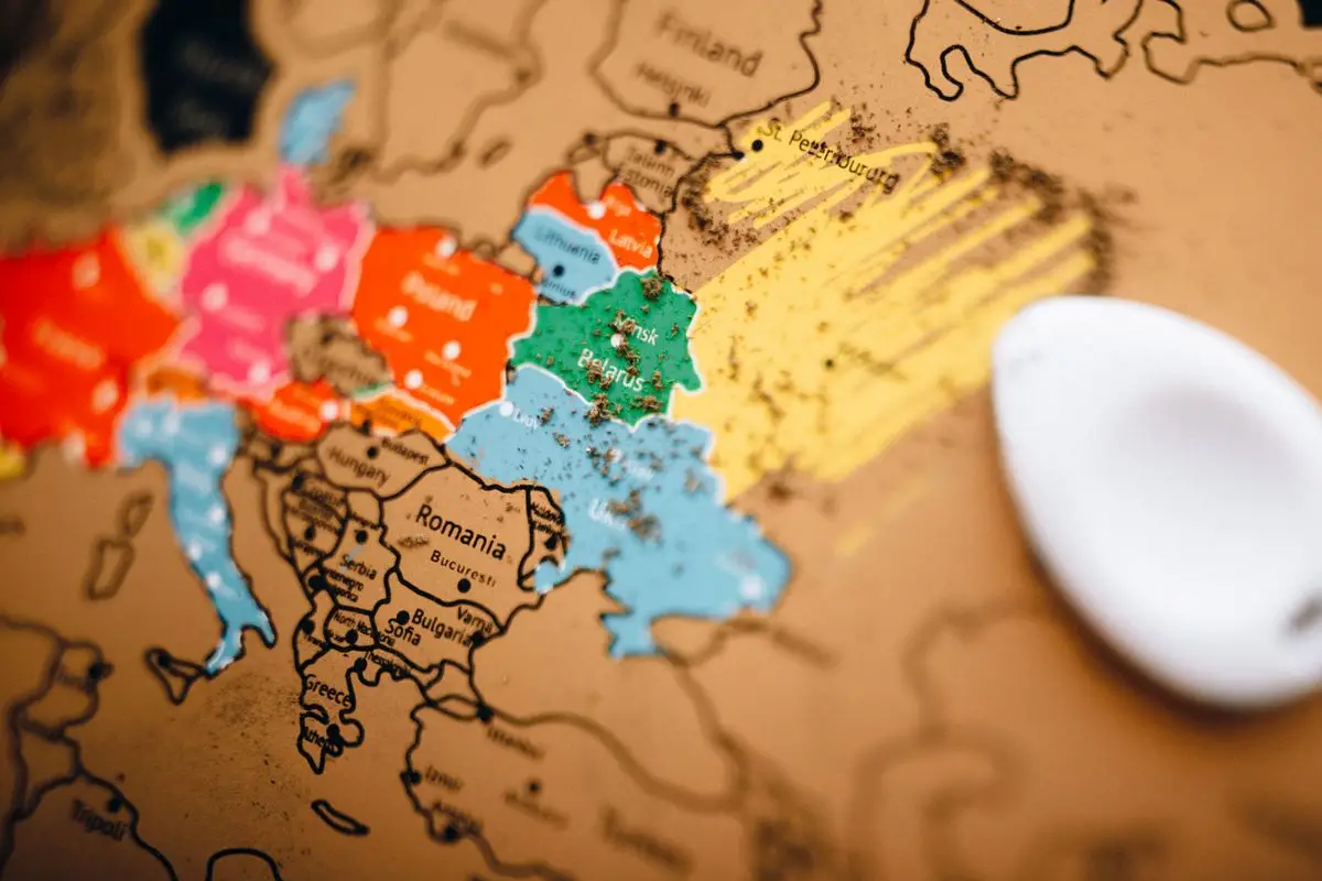 Mappamondo con confini e rotte, simbolo dei controlli sull'export tecnologico