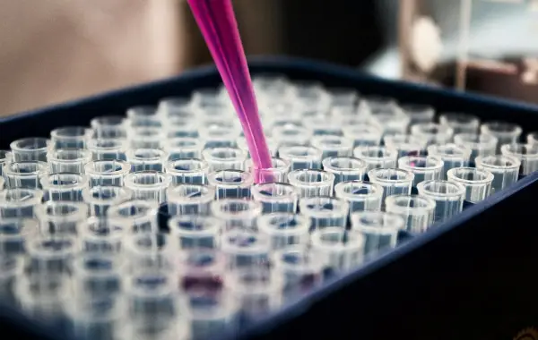 Ricercatore in laboratorio con provette per studi di biologia e progettazione di proteine