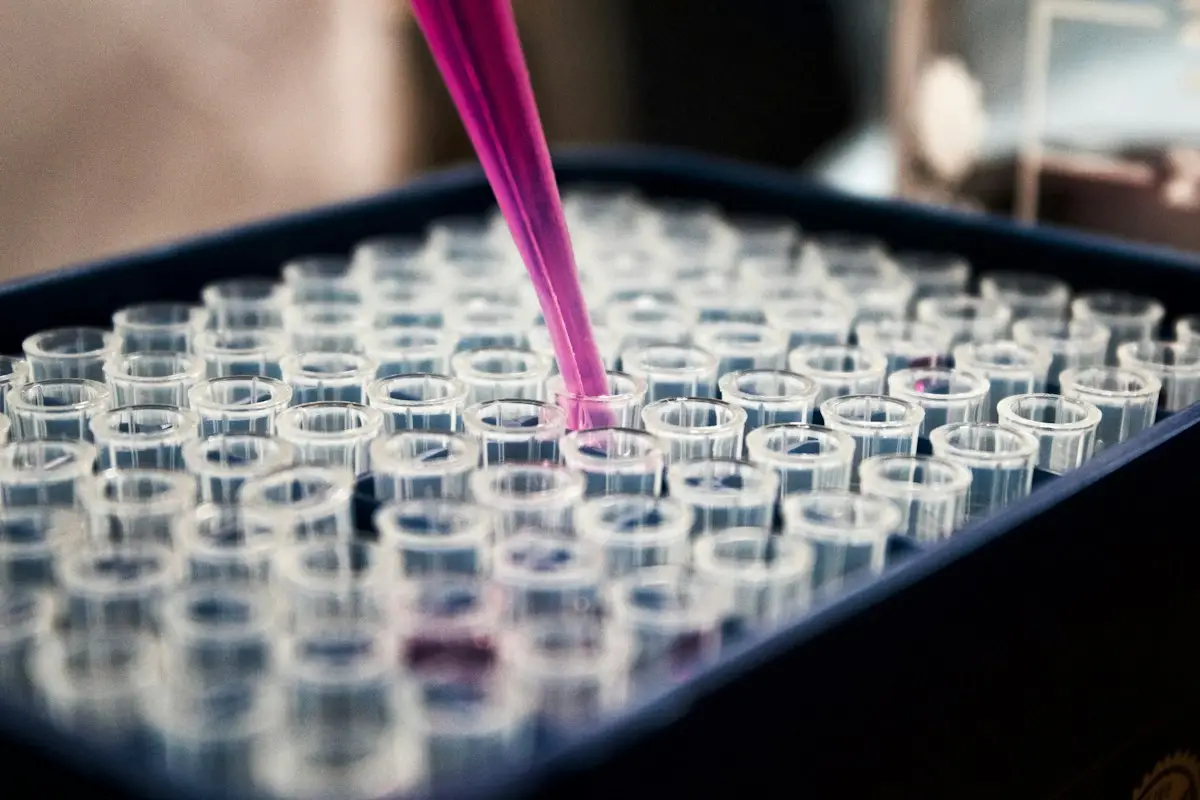 Ricercatore in laboratorio con provette per studi di biologia e progettazione di proteine